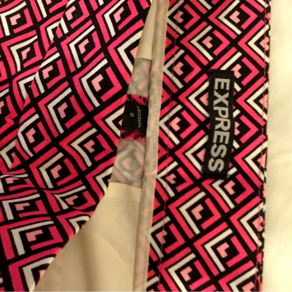 Express Shorts 💖🖤 - Picture 3 of 5